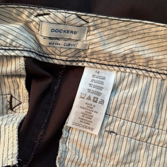 Dockers versatile & comfy Mid-Rise curvy brown shorts! - Picture 11 of 11